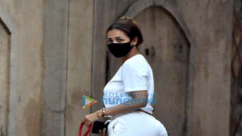 Photos: Malaika Arora snapped at her mother’s house in Bandra