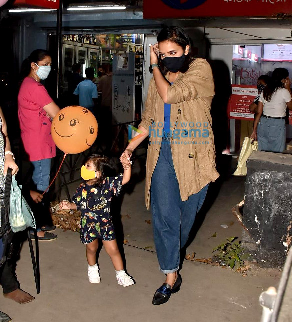 Photos: Neha Dhupia spotted with Angad Bedi and their daughter in Bandra Photos: Neha Dhupia spotted with Angad Bedi and their daughter in Bandra