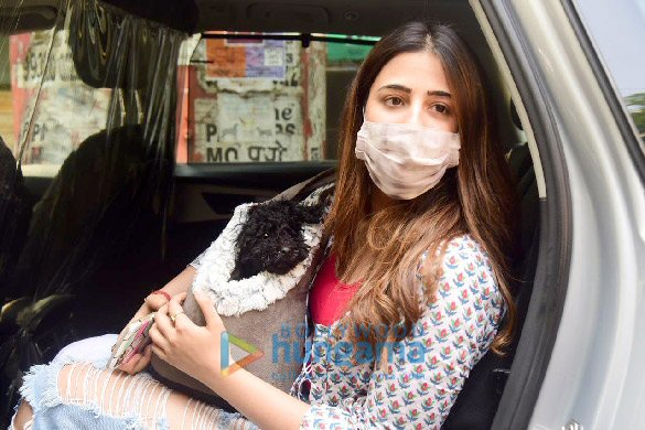 photos nupur sanon snapped with her pet zoei outside a pet clinic 4