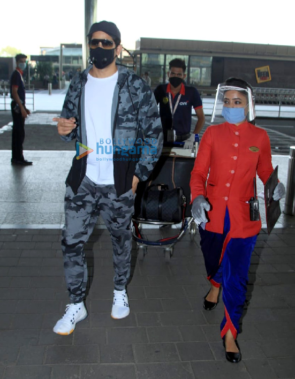 photos nushrat bharucha sidharth malhotra arbaaz khan and tusshar kapoor snapped at the airport 2