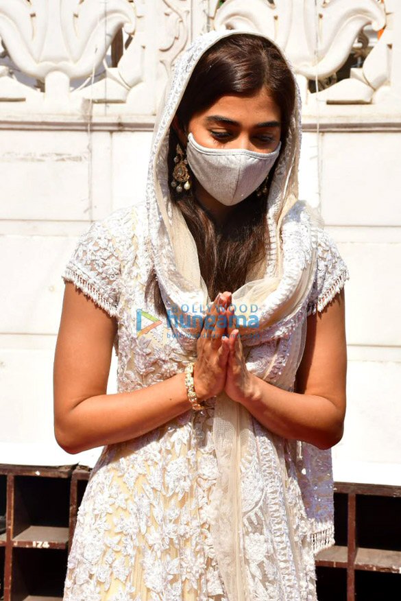photos pooja hegde spotted outside gurudwara for gurpurab in santacruz 3
