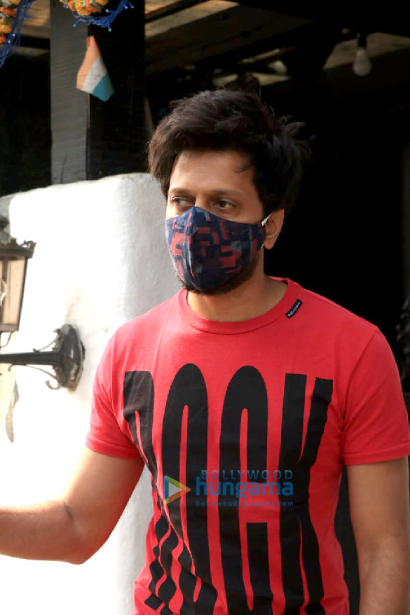 Photos: Riteish Deshmukh snapped at Hakim’s Aalim salon in Bandra Photos: Riteish Deshmukh snapped at Hakim’s Aalim salon in Bandra