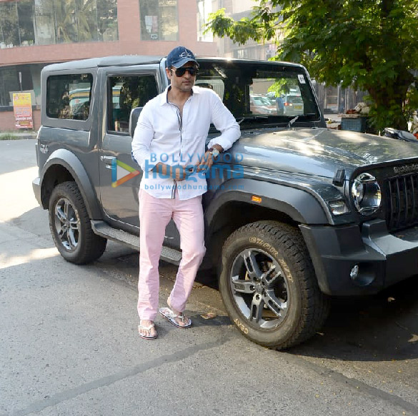 photos rohit roy spotted at kromakay salon in juhu 3
