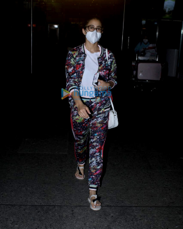 Photos: Sara Ali Khan, Pooja Hegde, Anupriya Goenka and others snapped at the airport Photos: Sara Ali Khan, Pooja Hegde, Anupriya Goenka and others snapped at the airport