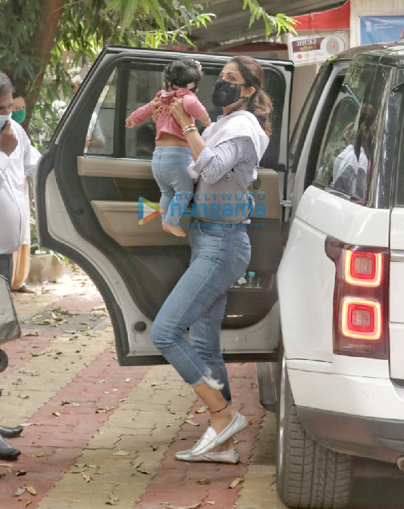 photos shilpa shetty snapped with her daughter at india post office in juhu 3