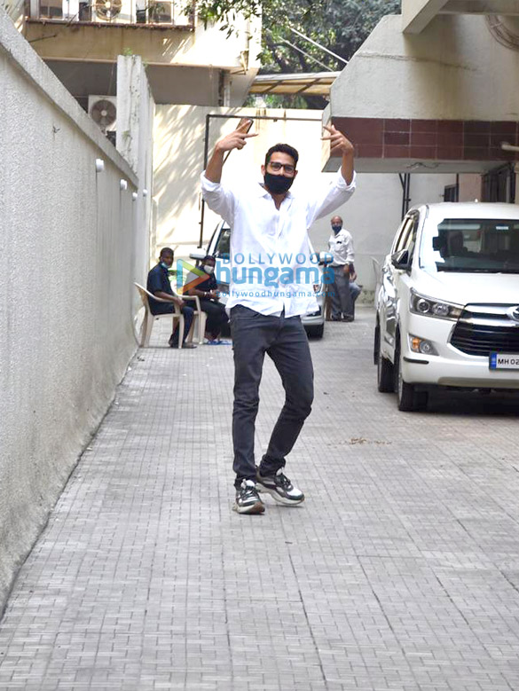 photos siddhant chaturvedi snapped at old dharma office 1