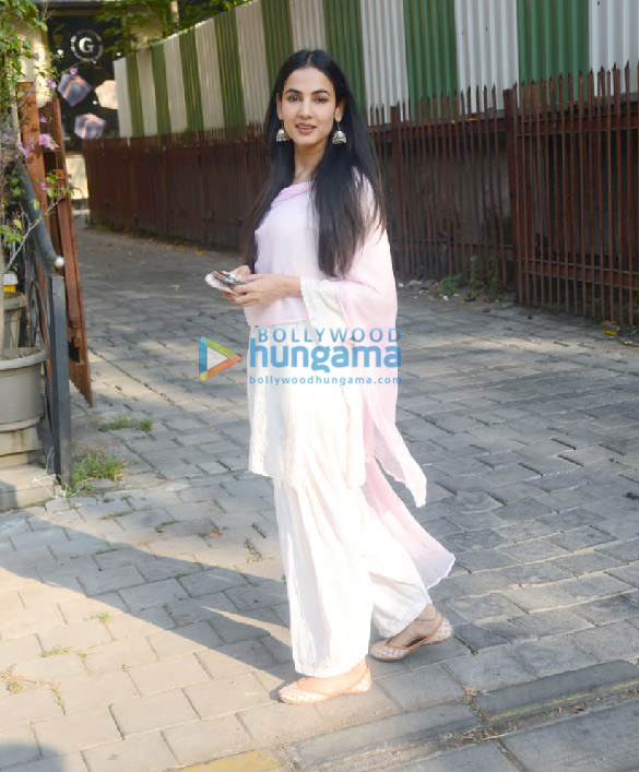 photos sonal chauhan snapped at natures basket in juhu 4