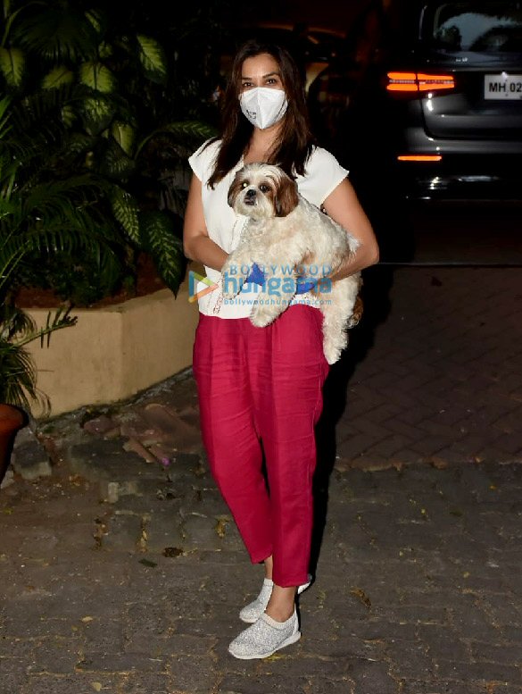 photos sophie choudry spotted in bandra 3