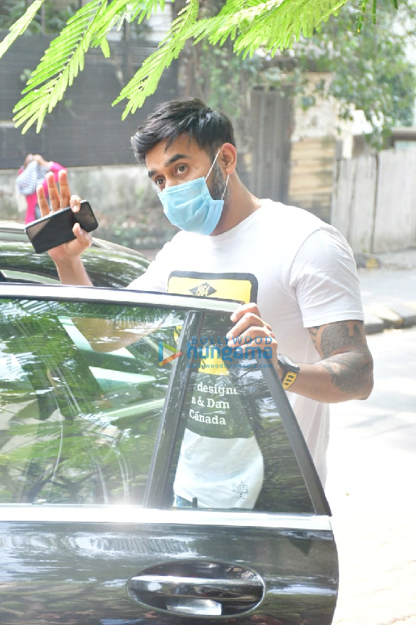 photos suniel shetty and shashank khaitan snapped at hakim aalims salon 4