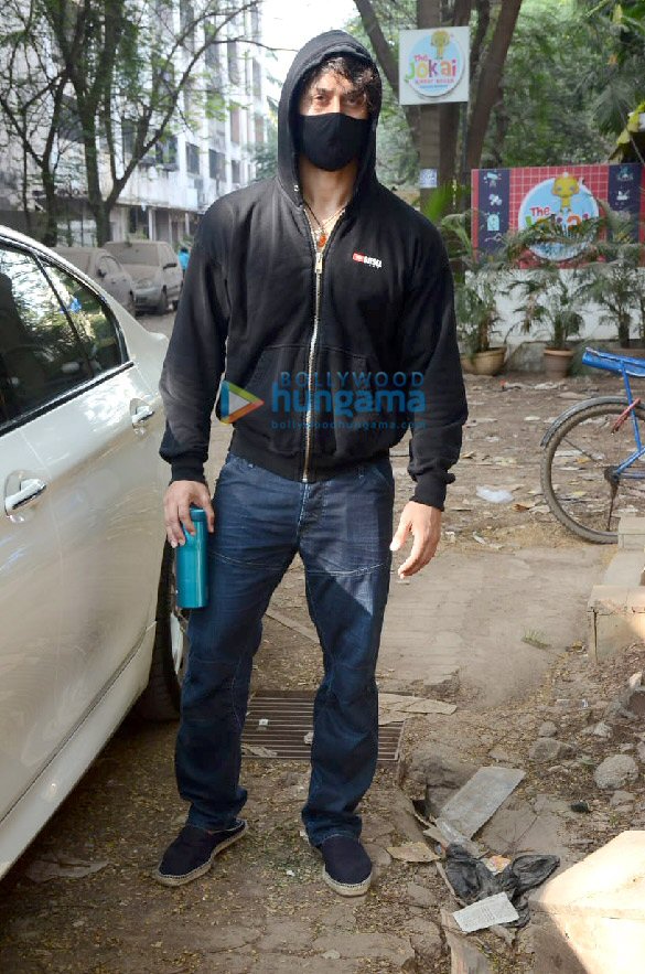 Photos: Tiger Shroff snapped at Avidesh Studio in Juhu Photos: Tiger Shroff snapped at Avidesh Studio in Juhu