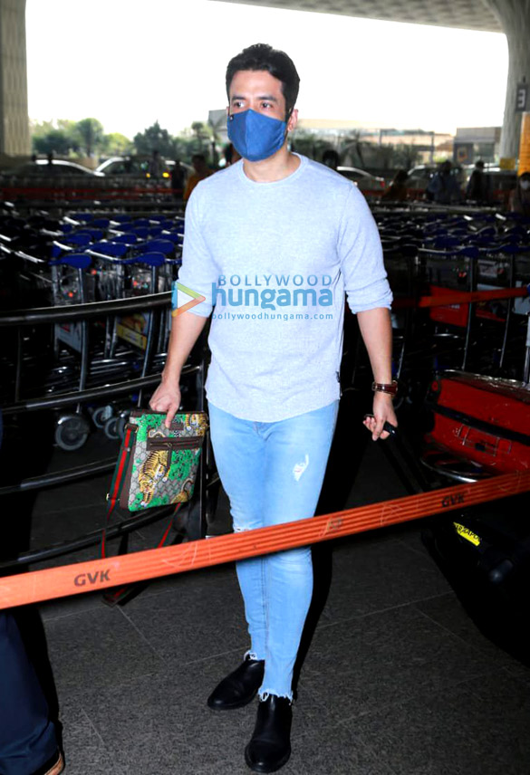 photos tusshar kapoor and karishma tanna snapped at the airport 3