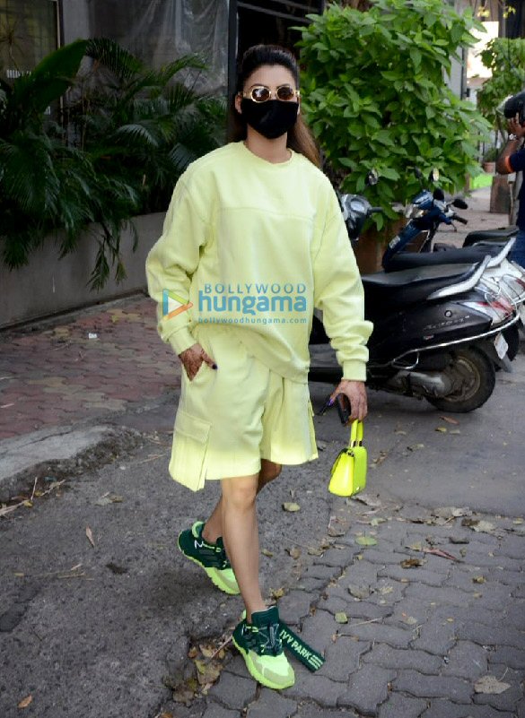 photos urvashi rautela snapped in juhu 1