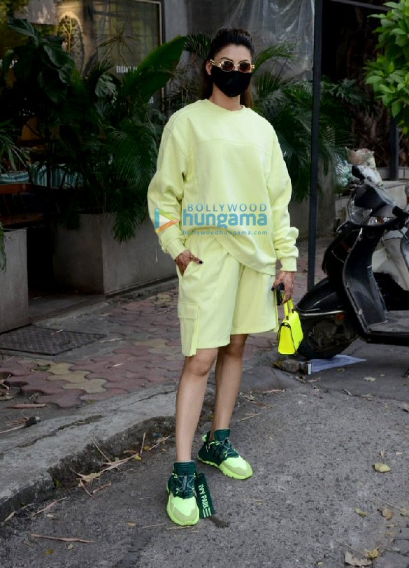 photos urvashi rautela snapped in juhu 2