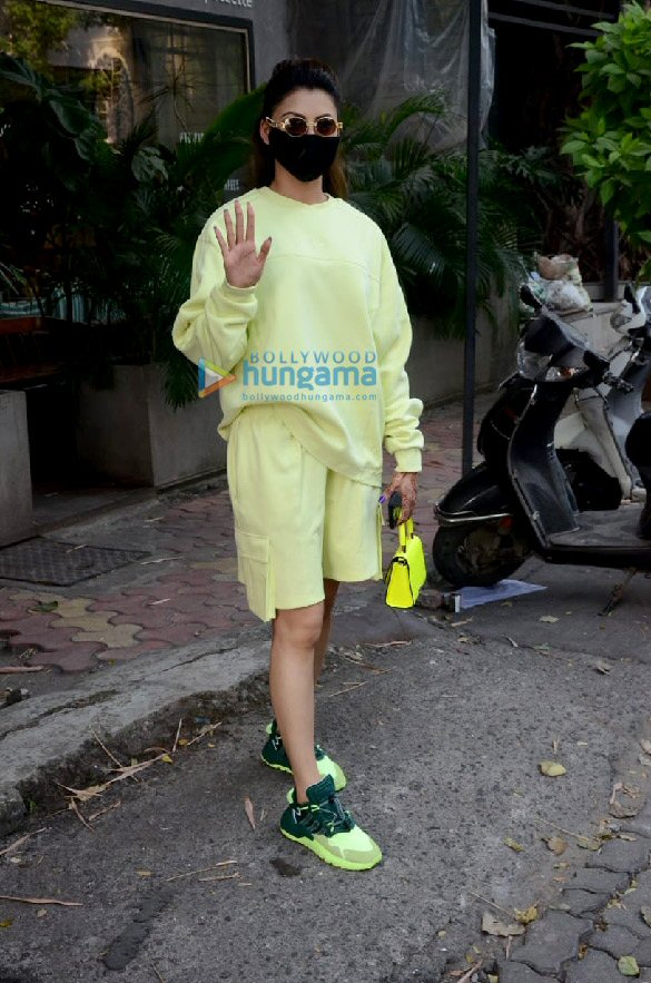 photos urvashi rautela snapped in juhu 3