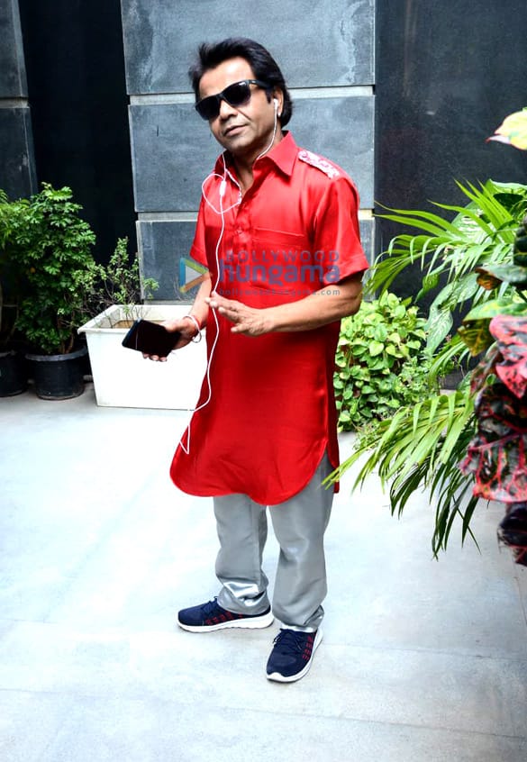 photos varun dhawan sara ali khan jaaved jaaferi and others snapped at coolie no 1 promotions 3