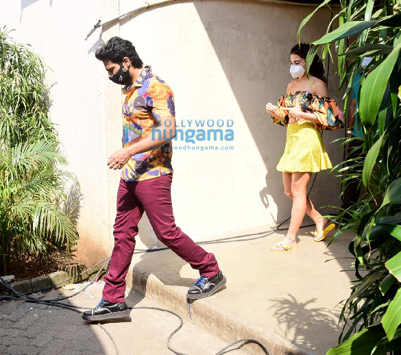 Photos: Varun Dhawan and Sara Ali Khan spotted in Bandra Photos: Varun Dhawan and Sara Ali Khan spotted in Bandra