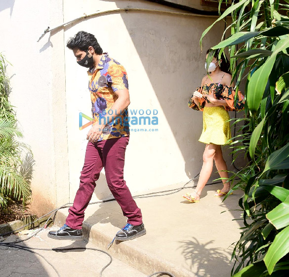 photos varun dhawan and sara ali khan spotted in bandra 3