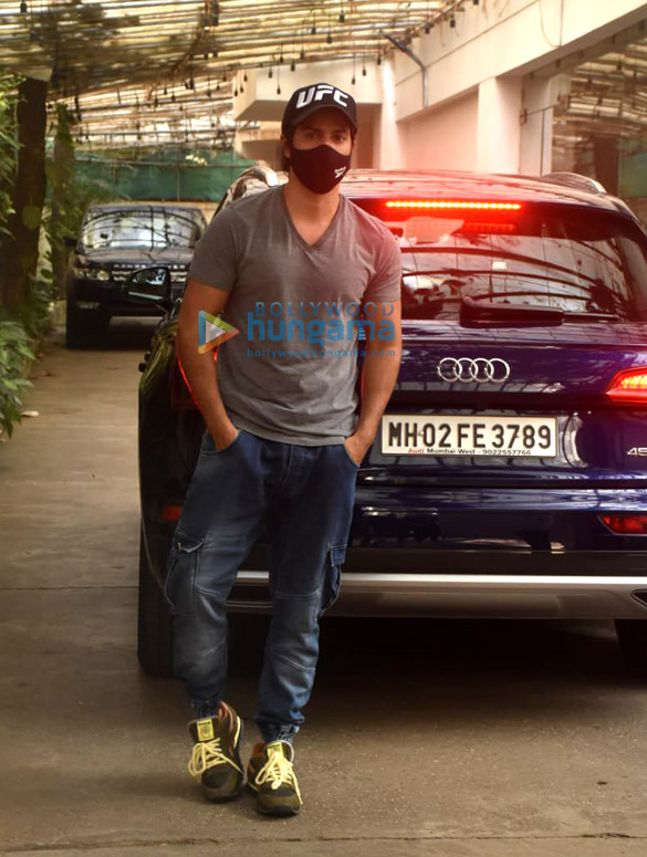 photos varun dhawan snapped at a dubbing studio in juhu 2 4