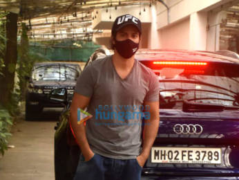 Photos: Varun Dhawan snapped at a dubbing studio in Juhu