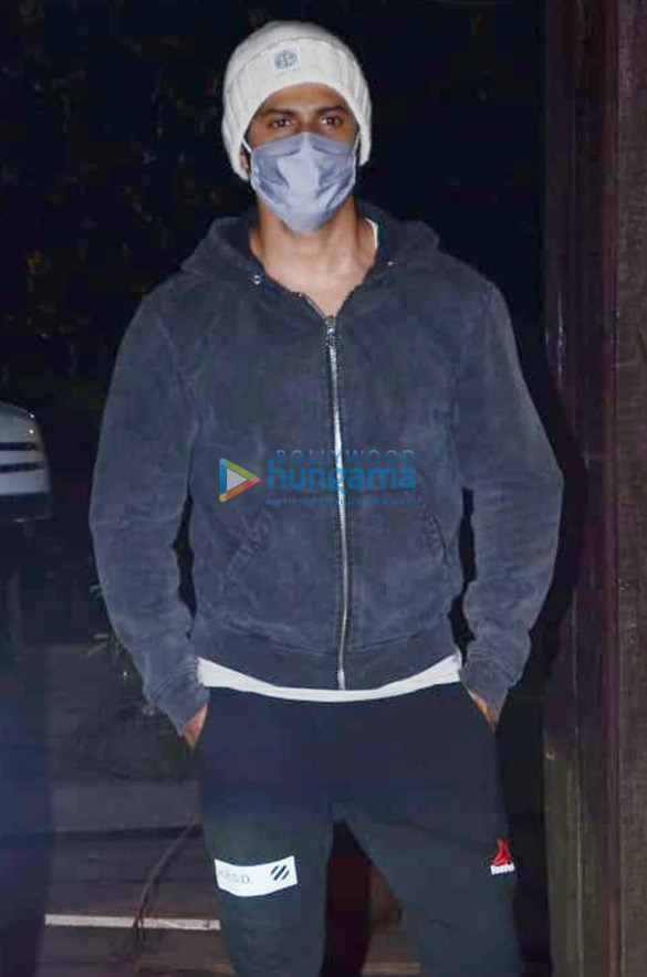 Photos: Varun Dhawan snapped at the gym in Juhu Photos: Varun Dhawan snapped at the gym in Juhu