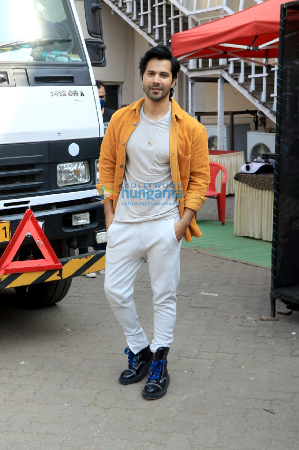 photos varun dhawan snapped while promoting coolie no 2