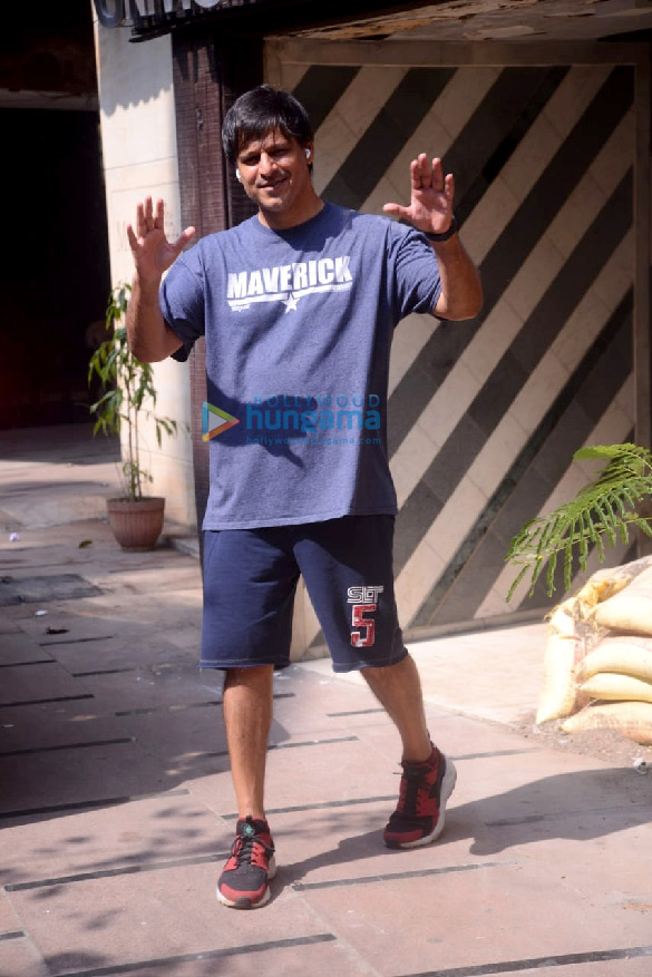 Photos: Vivek Oberoi snapped at the gym in Juhu Photos: Vivek Oberoi snapped at the gym in Juhu
