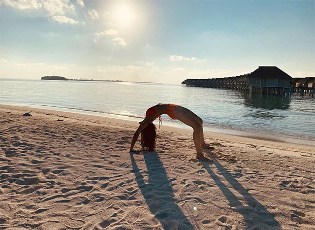 Rakul Preet Singh does workout in bikini by the sea while enjoying the sunset in Maldives Rakul Preet Singh does workout in bikini by the sea while enjoying the sunset in Maldives