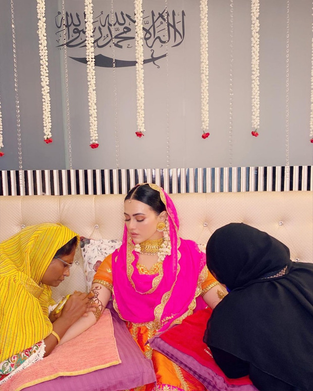 Sana Khan ditches the traditional yellow-green combination, opts for a stunning pink-orange contrast for her Mehendi function