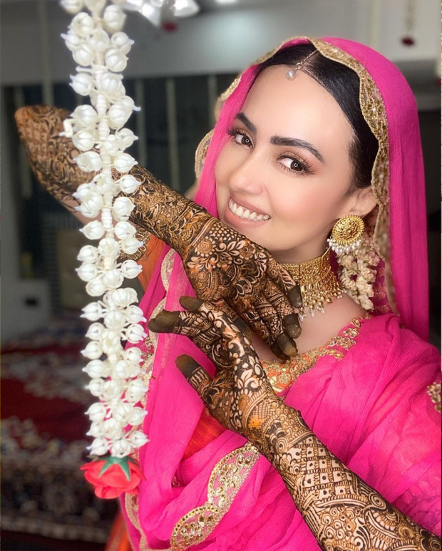 Sana Khan ditches the traditional yellow-green combination, opts for a stunning pink-orange contrast for her Mehendi function