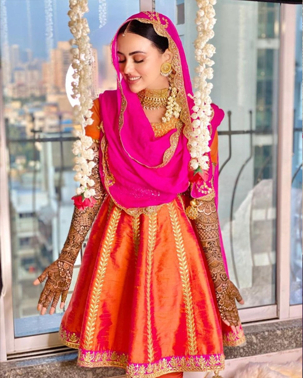 Sana Khan ditches the traditional yellow-green combination, opts for a stunning pink-orange contrast for her Mehendi function