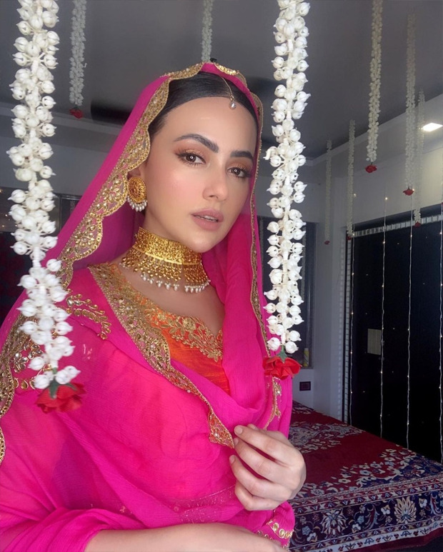 Sana Khan ditches the traditional yellow-green combination, opts for a stunning pink-orange contrast for her Mehendi function