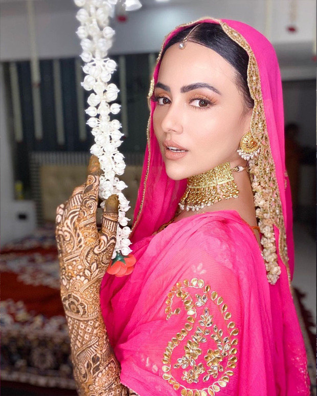 Sana Khan ditches the traditional yellow-green combination, opts for a stunning pink-orange contrast for her Mehendi function