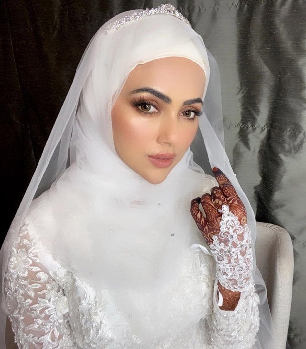 Sana Khan shares stunning pictures with husband Mufti Anas from her wedding day