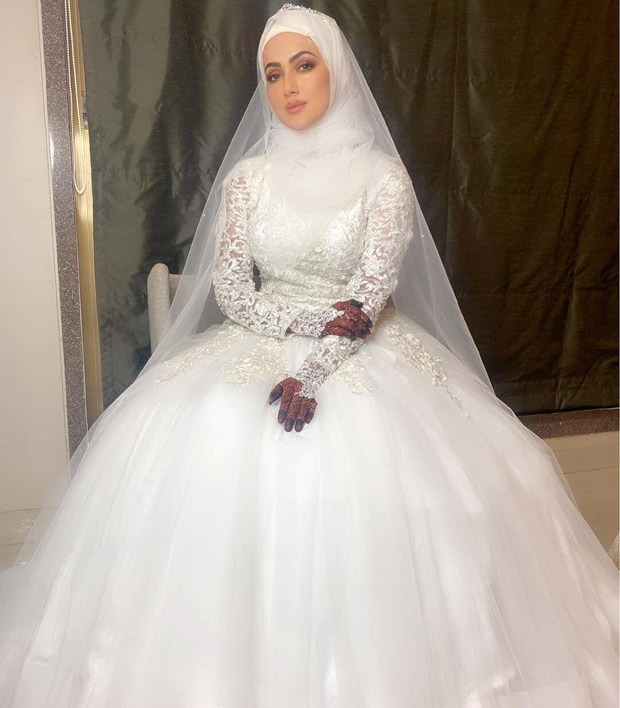 Sana Khan shares stunning pictures with husband Mufti Anas from her wedding day
