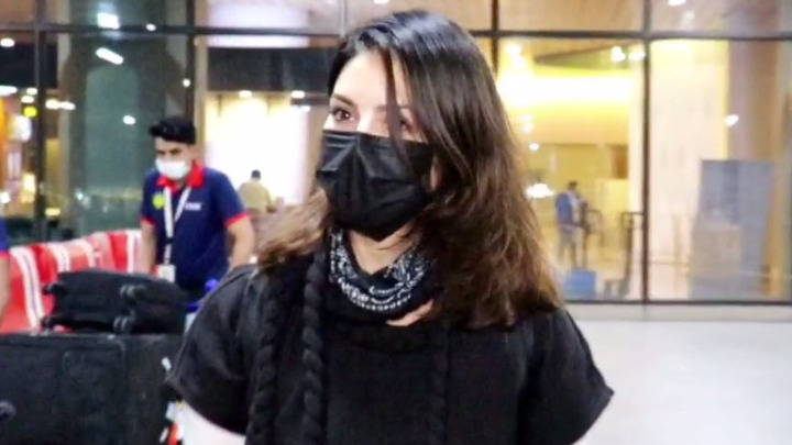 Sunny Leone spotted with family at the airport