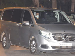 Akshay Kumar and Kailash Kher arrive to meet CM Yogi Adityanath in Mumbai