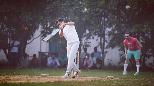 Ali Abbas Zafar and Saif Ali Khan play cricket at Pataudi Palace amid Tandav shooting; Sunil Grover spills the beans on what it was like shooting at the royal palace 