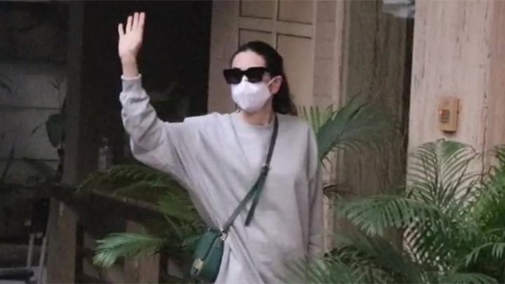 Karishma Kapoor snapped at Bandra