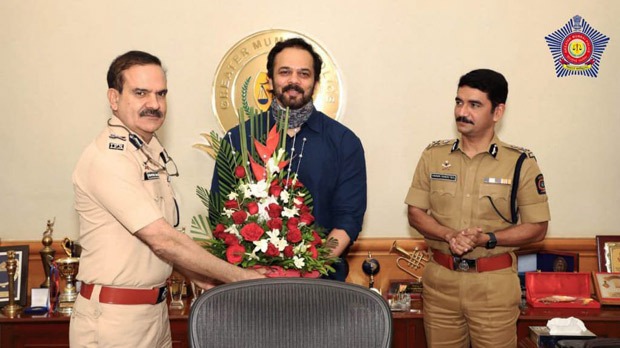 Mumbai Police honours Rohit Shetty for helping COVID-19 frontline workers, calls him 'The Asli Dilwale' Mumbai Police honours Rohit Shetty for helping COVID-19 frontline workers, calls him 'The Asli Dilwale'