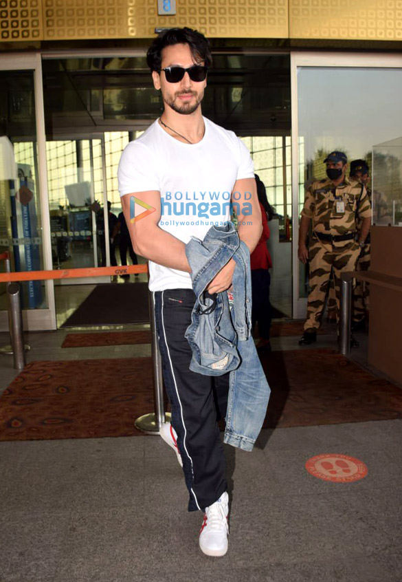 photos aamir khan kiran rao tiger shroff and disha patani snapped at the airport 2