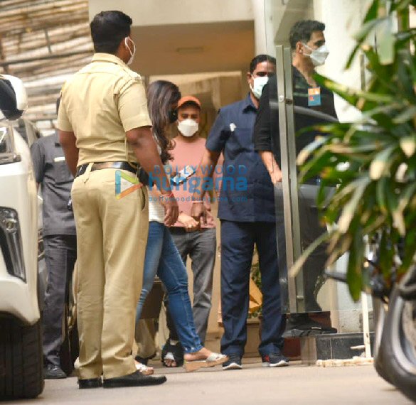 photos akshay kumar snapped at dubbing studio in juhu 4