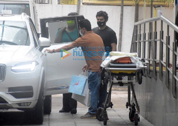 photos anshula kapoor and arjun kapoor leave from hinduja hospital 4