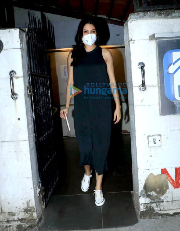 Photos: Anushka Sharma snapped at a clinic in Juhu Photos: Anushka Sharma snapped at a clinic in Juhu