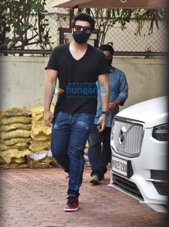 photos arjun kapoor snapped in juhu 1 2