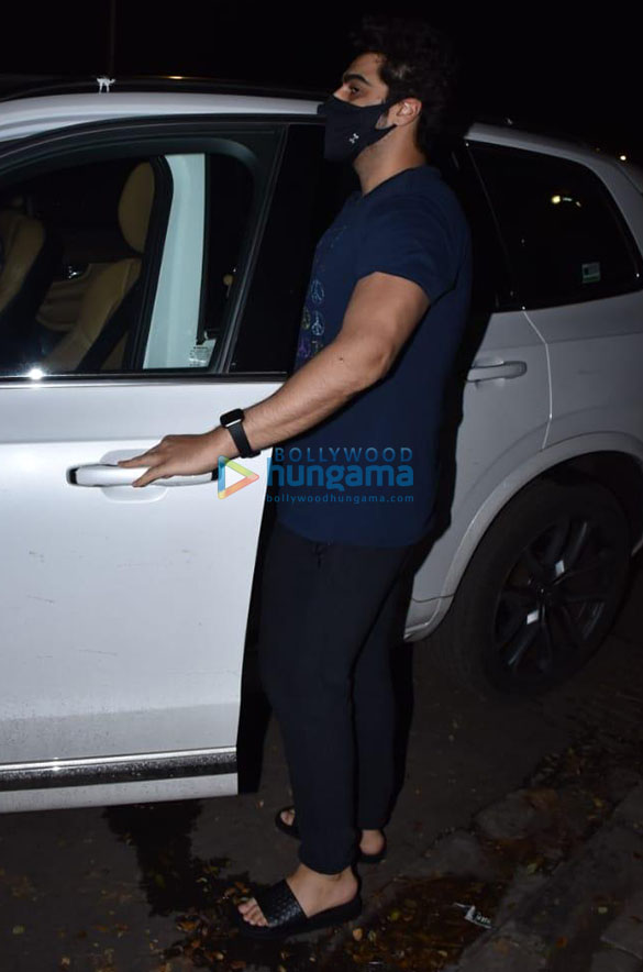 Photos: Arjun Kapoor snapped in Juhu Photos: Arjun Kapoor snapped in Juhu