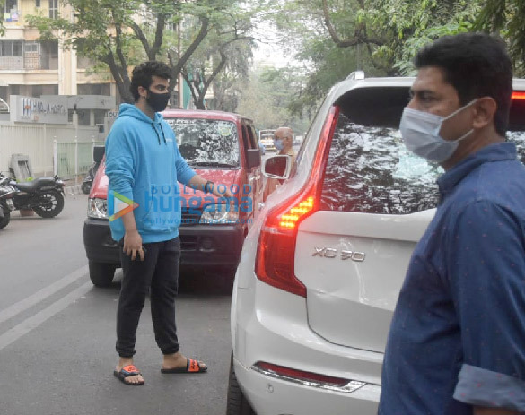 photos arjun kapoor spotted outside hinduja hospital in bandra 3