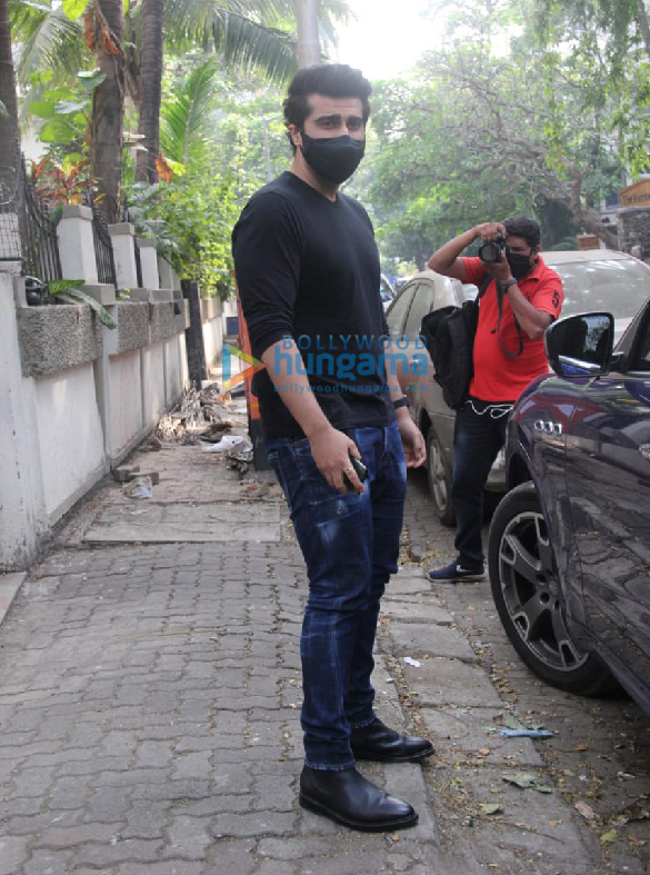 Photos: Arjun Kapoor spotted with Mohit Suri at his office in Bandra Photos: Arjun Kapoor spotted with Mohit Suri at his office in Bandra