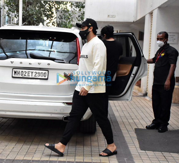 photos arjun kapoor with his sister at hinduja hospital in khar 3