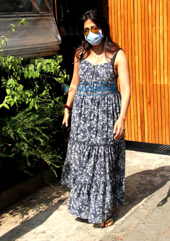 photos chitrangada singh spotted outside at silver beach cafe juhu 2 2