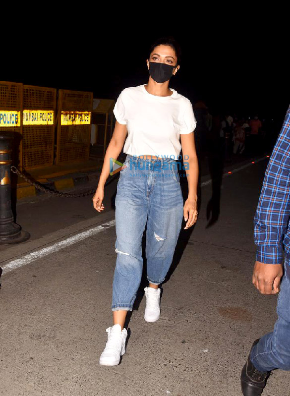 photos deepika padukone and siddhant chaturvedi snapped at gateway of india in mumbai 1 3